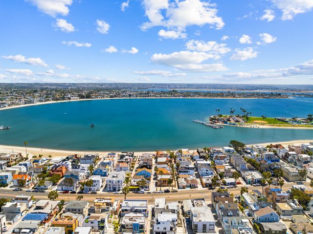 Turquoise water off Pacific Beach (2)